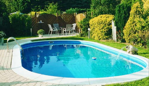 Moderný bazén oválneho tvaru