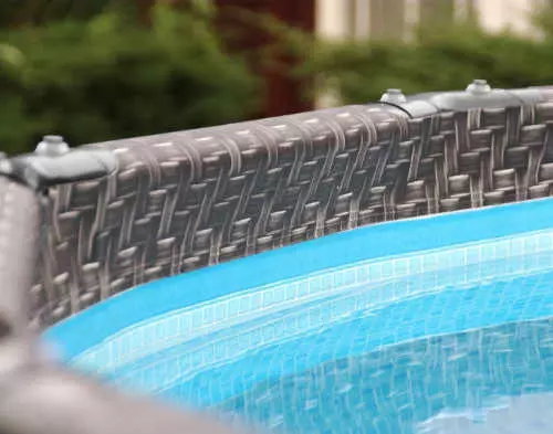 Moderný a praktický nadzemný bazén z imitácie ratanu