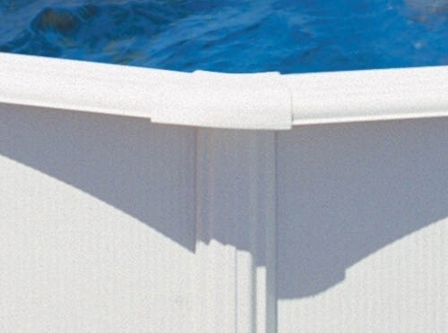 Kovový záhradný bazén s bielymi plachtami