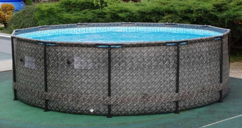 Okrúhly ratanový bazén s kovovou konštrukciou