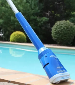 Praktický ručný bazénový vysávač AKU, ktorý funguje bez pripojenia k filtrácii
